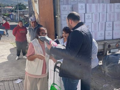 Entrega de despensa a grupos independientes de personas mayores