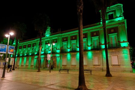 Huelva se ilumina de verde por el Día contra el maltrato a la vejez