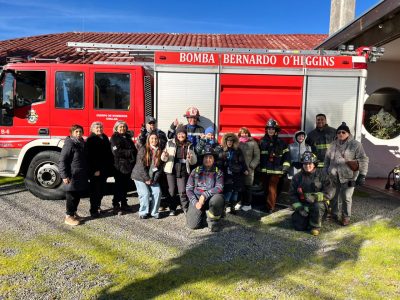 Personas mayores visitan cuartel de Bomberos en su día