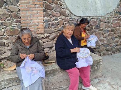 Talleres de manualidades, creatividad y convivencia en personas mayores