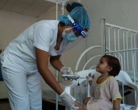 A nurse attends to a young patient at the ESE Hospital de Nazareth in Alta Guajira, Colombia. Photo taken in July 2020.