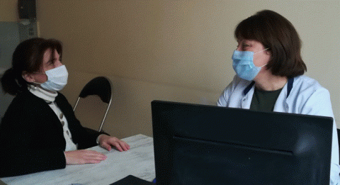 Dr Nana Kikabidze, a family doctor at the National Family Medicine Training Centre in Tbilisi, Georgia, conducts a follow-up visit with a post-acute COVID-19 patient.