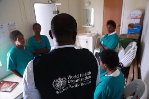 WHO Consultant Lamin Kanyi discusses the criteria for COVID-19 screening at East Sepik Provincial Hospital’s isolation facility in Wewak, East Sepik.